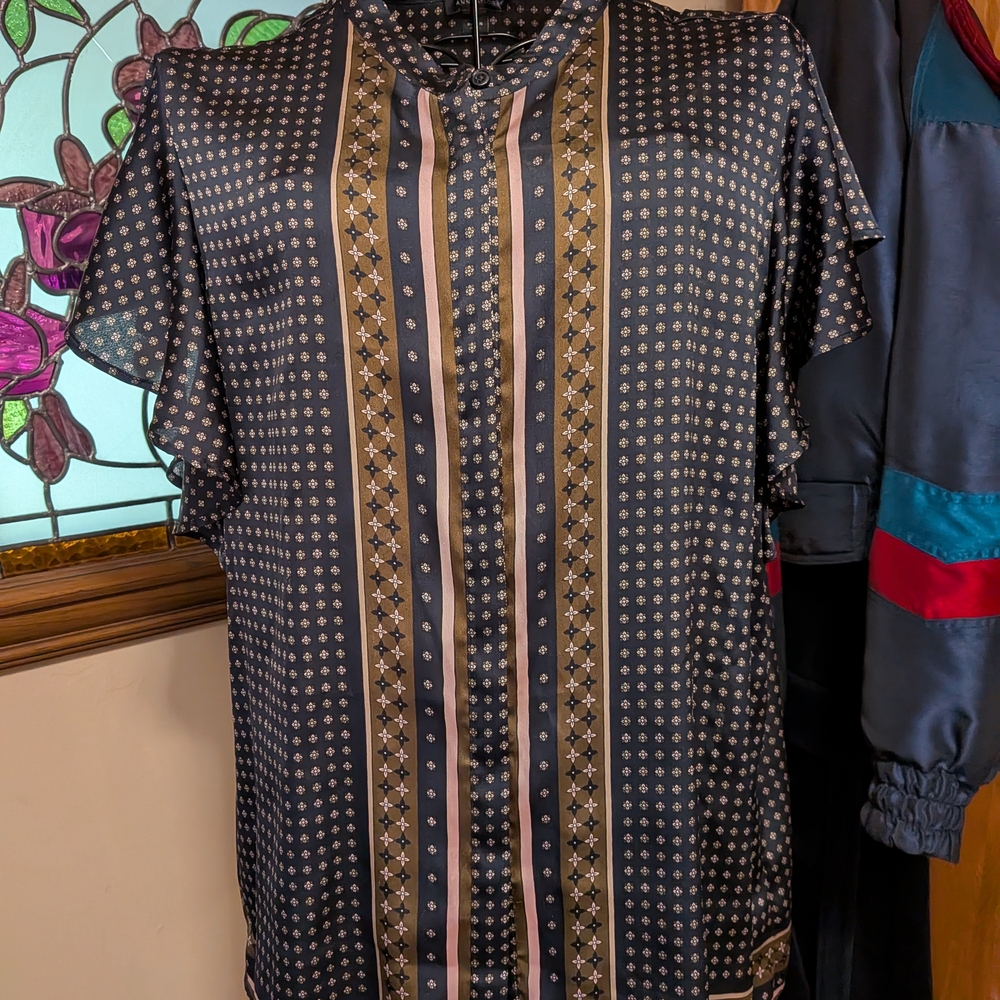 Ann Taylor Navy Blue and Cream Blouse